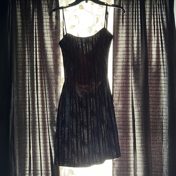 Selling dress only wore once - Picture 1 of 3